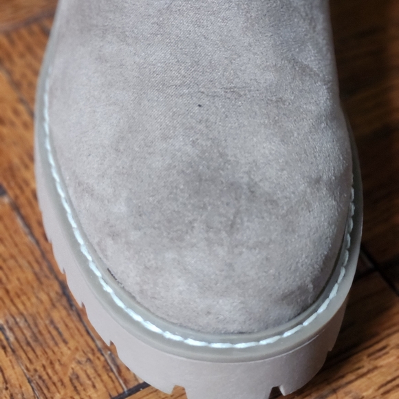 Universal Thread Women Ankle Boots Taupe Suede Chunky Heel Side Zip Lug Sole S-8 - Picture 11 of 12